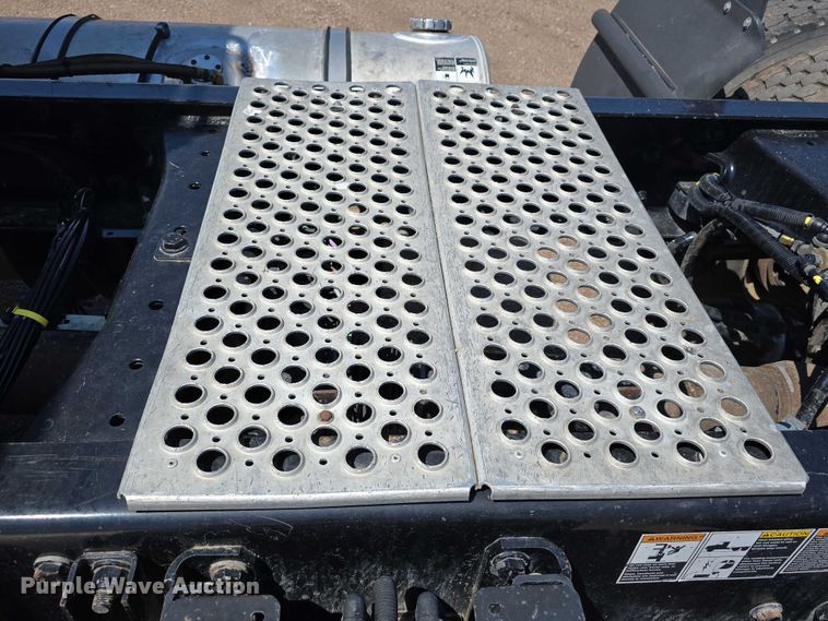 image for item DT6886 2018 Kenworth T880 semi truck