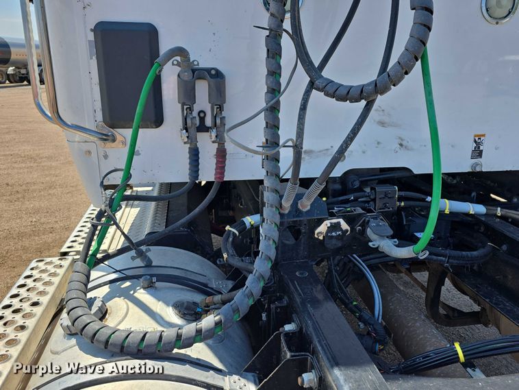 image for item DT6886 2018 Kenworth T880 semi truck