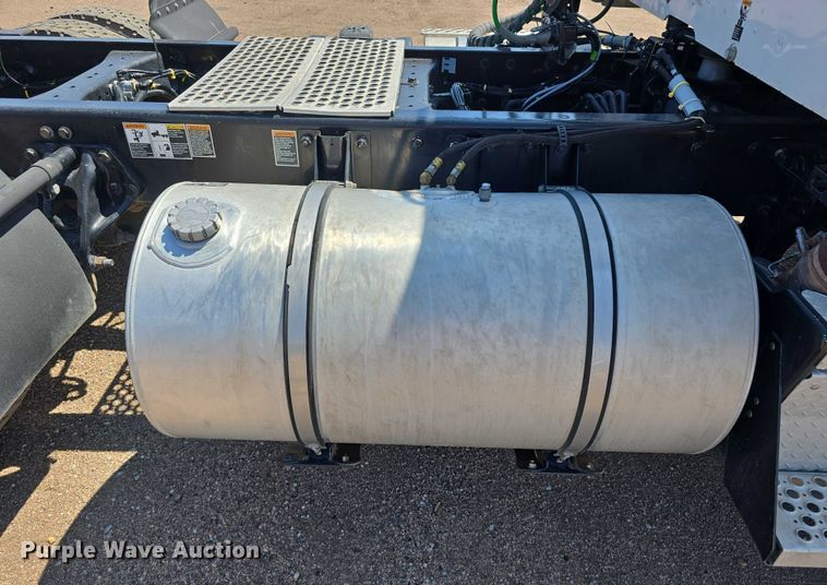 image for item DT6886 2018 Kenworth T880 semi truck