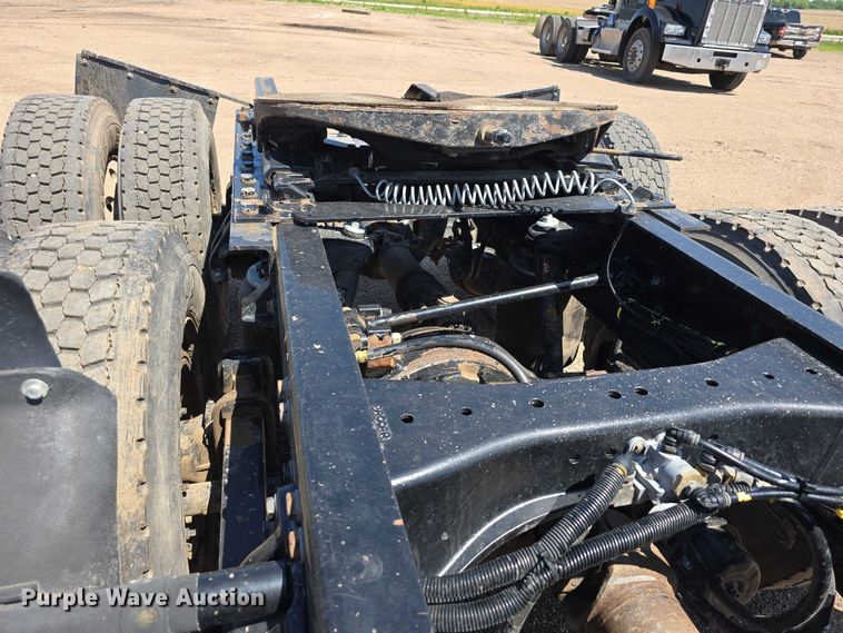 image for item DT6886 2018 Kenworth T880 semi truck