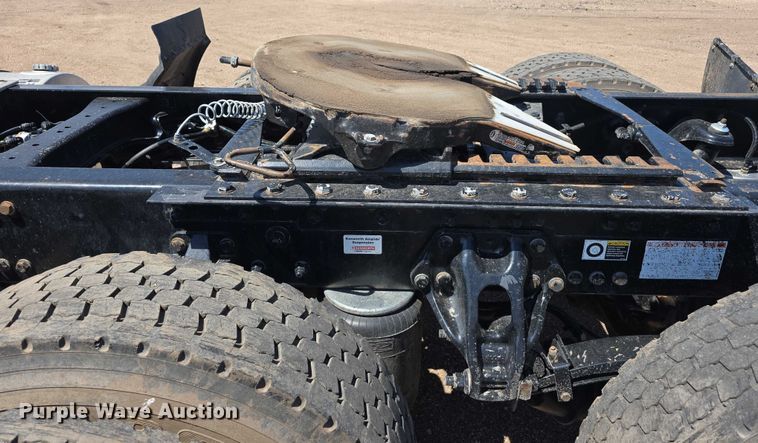 image for item DT6886 2018 Kenworth T880 semi truck