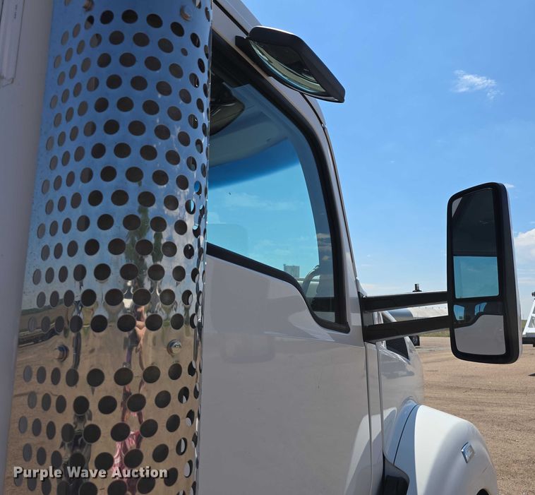 image for item DT6886 2018 Kenworth T880 semi truck