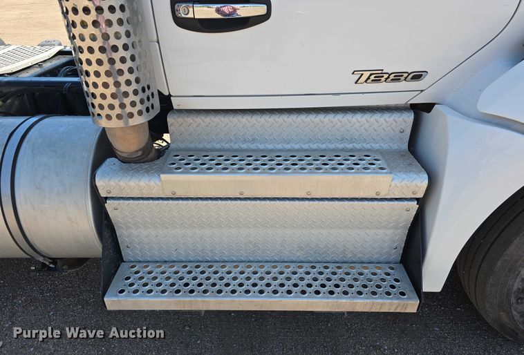 image for item DT6886 2018 Kenworth T880 semi truck