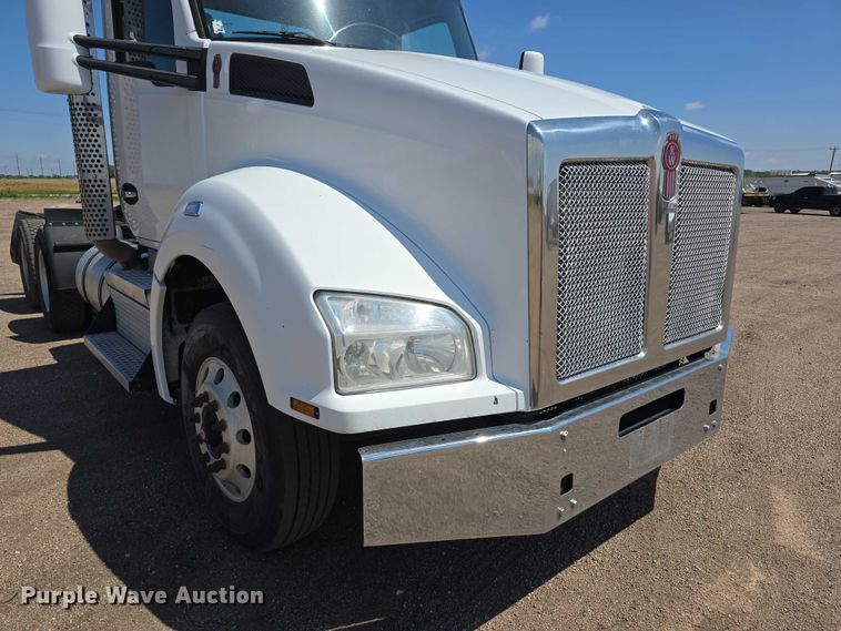 image for item DT6886 2018 Kenworth T880 semi truck