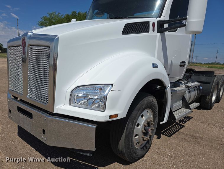 image for item DT6886 2018 Kenworth T880 semi truck