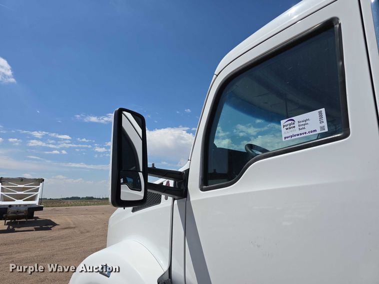 image for item DT6886 2018 Kenworth T880 semi truck