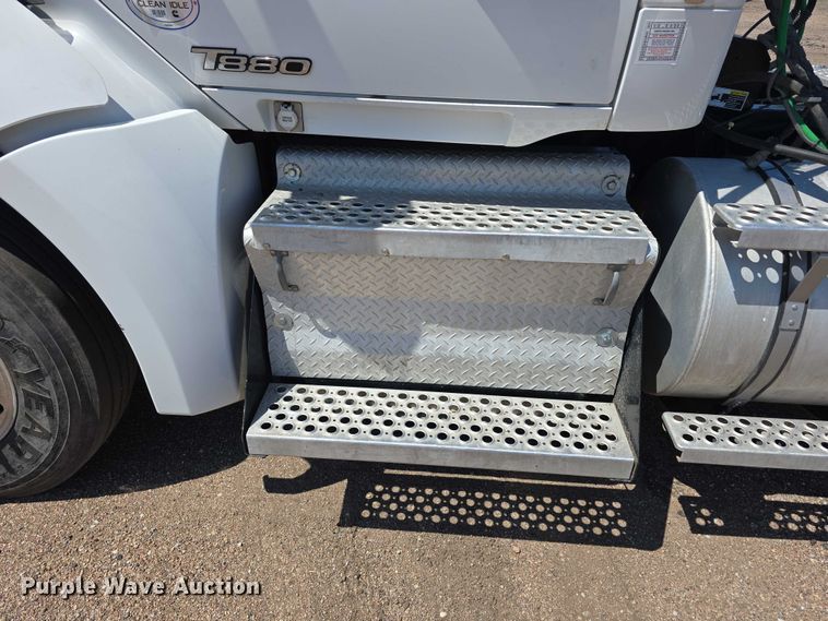 image for item DT6886 2018 Kenworth T880 semi truck
