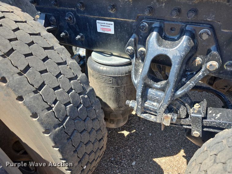 image for item DT6886 2018 Kenworth T880 semi truck