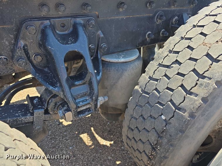 image for item DT6886 2018 Kenworth T880 semi truck