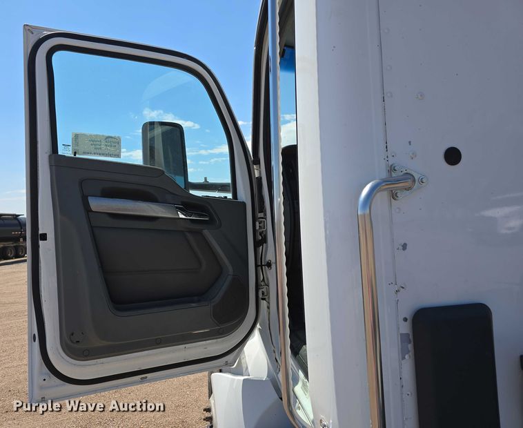 image for item DT6886 2018 Kenworth T880 semi truck