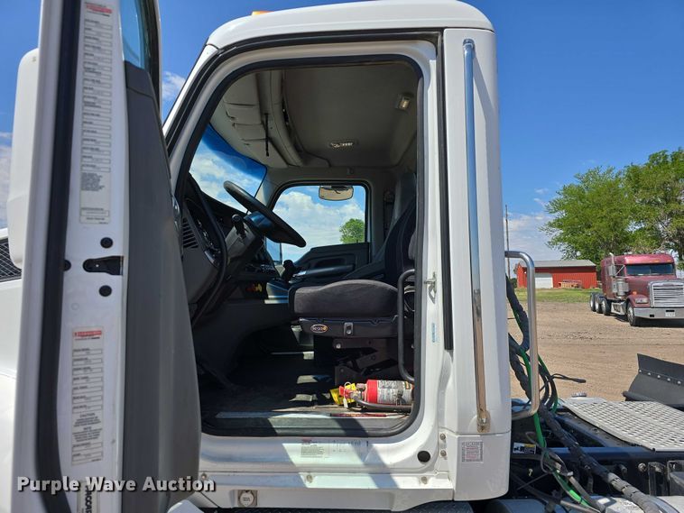 image for item DT6886 2018 Kenworth T880 semi truck