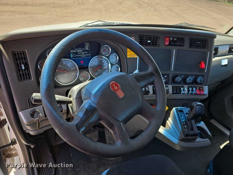 image for item DT6886 2018 Kenworth T880 semi truck