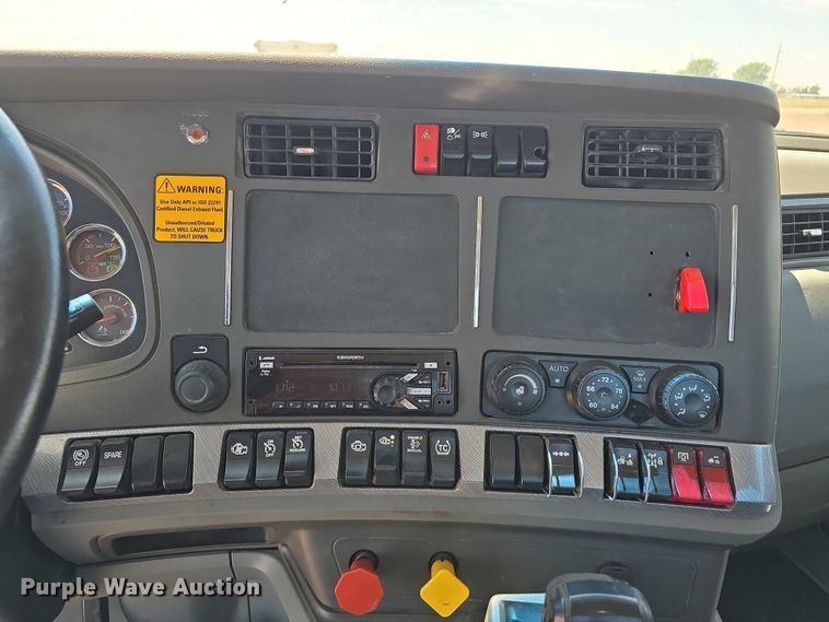 image for item DT6886 2018 Kenworth T880 semi truck