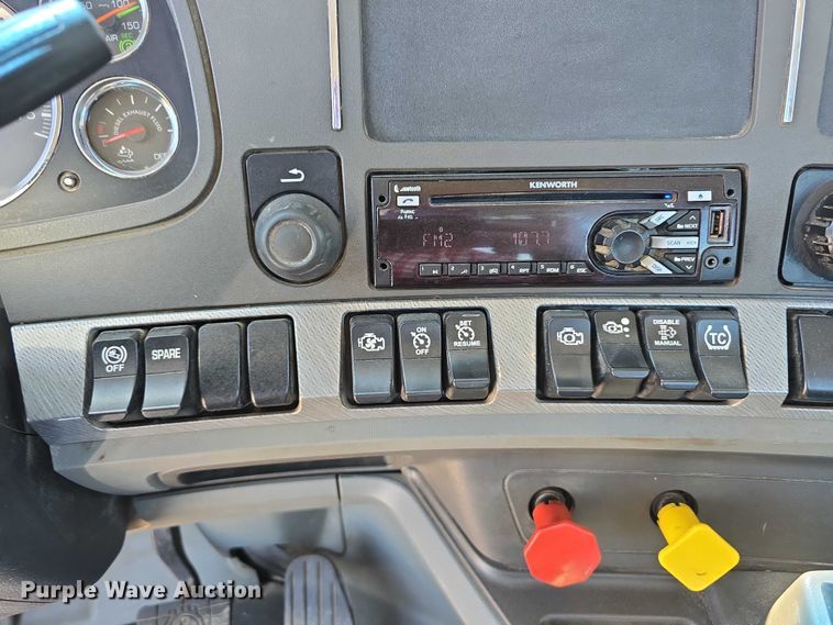 image for item DT6886 2018 Kenworth T880 semi truck