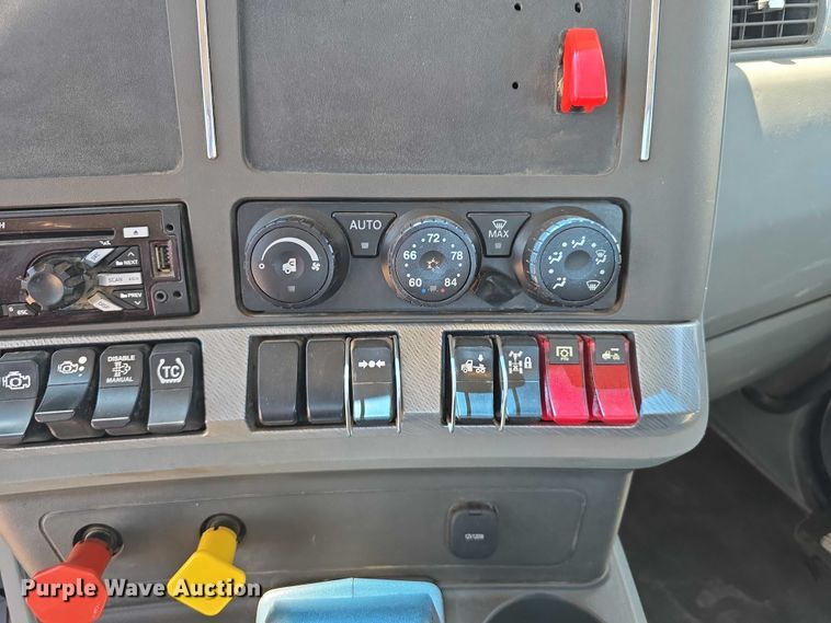 image for item DT6886 2018 Kenworth T880 semi truck