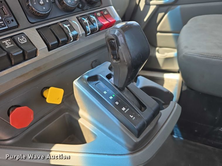 image for item DT6886 2018 Kenworth T880 semi truck