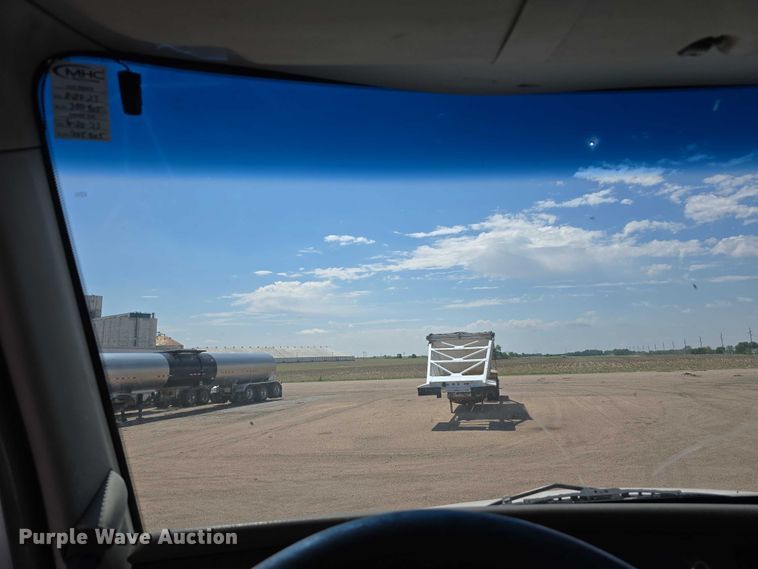 image for item DT6886 2018 Kenworth T880 semi truck