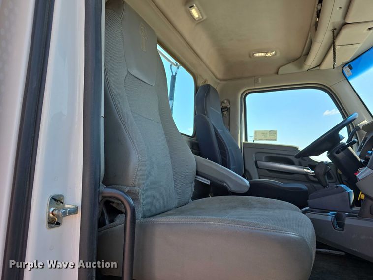 image for item DT6886 2018 Kenworth T880 semi truck