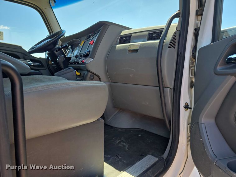 image for item DT6886 2018 Kenworth T880 semi truck