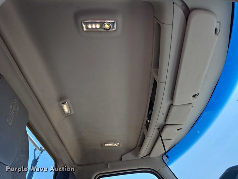 image for item DT6886 2018 Kenworth T880 semi truck