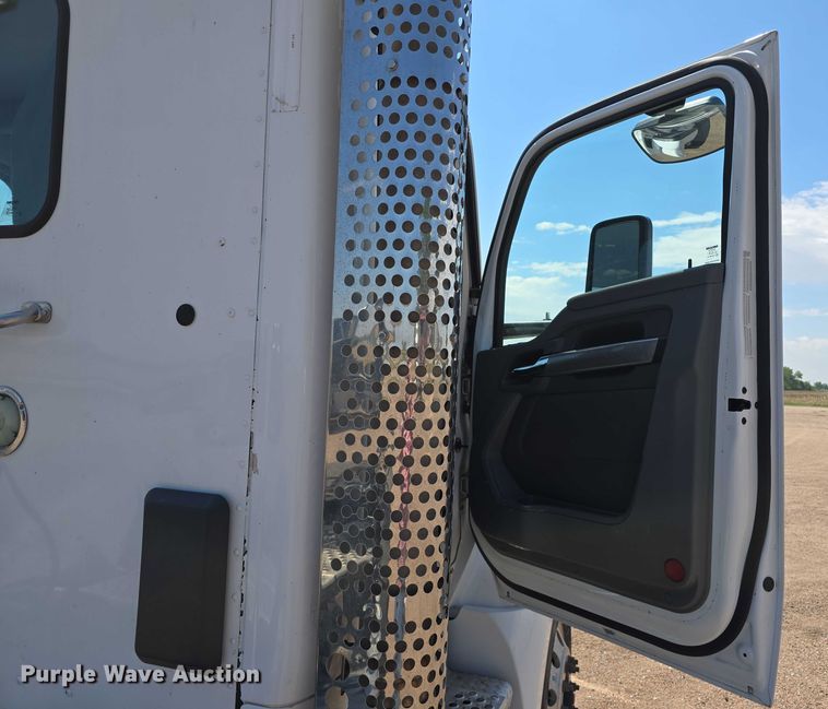 image for item DT6886 2018 Kenworth T880 semi truck