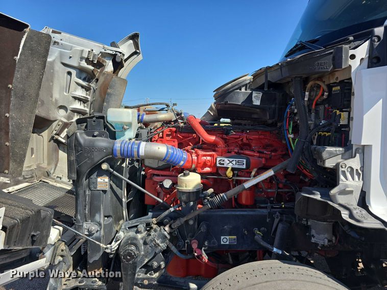 image for item DT6886 2018 Kenworth T880 semi truck