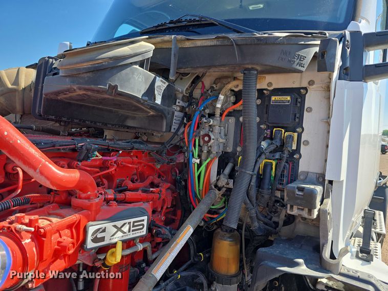 image for item DT6886 2018 Kenworth T880 semi truck