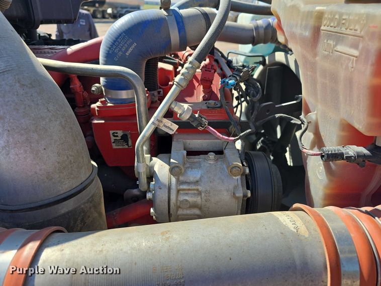 image for item DT6886 2018 Kenworth T880 semi truck