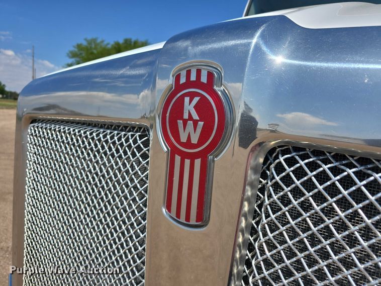 image for item DT6886 2018 Kenworth T880 semi truck