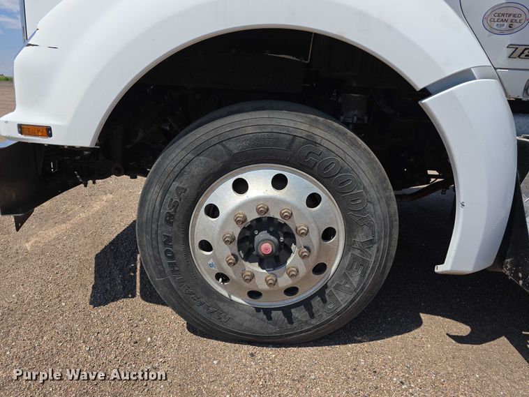 image for item DT6886 2018 Kenworth T880 semi truck