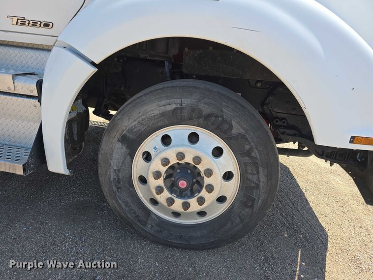 image for item DT6886 2018 Kenworth T880 semi truck