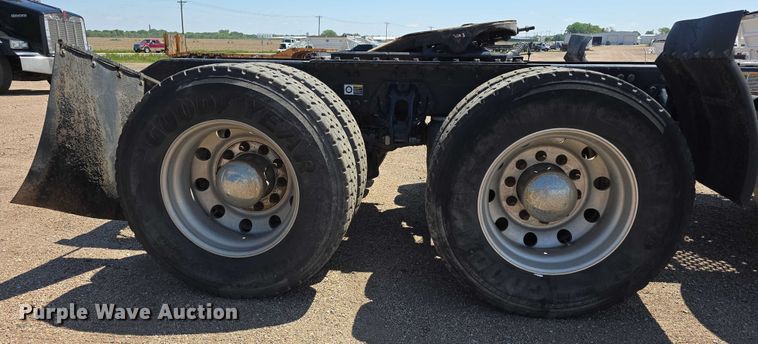 image for item DT6886 2018 Kenworth T880 semi truck