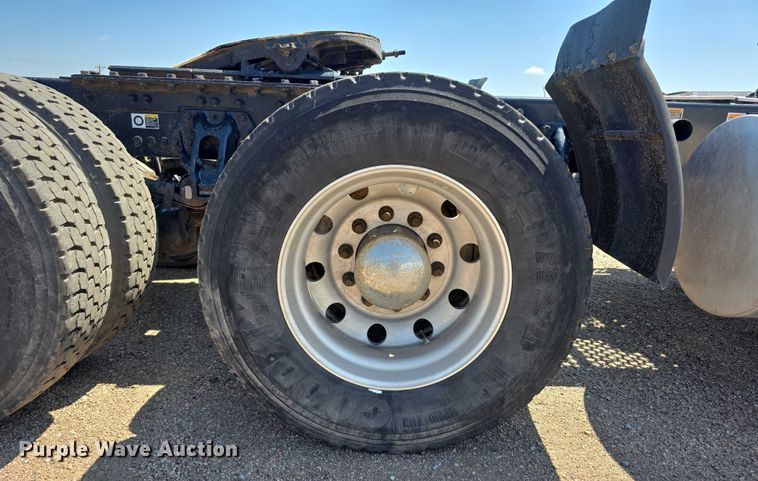 image for item DT6886 2018 Kenworth T880 semi truck