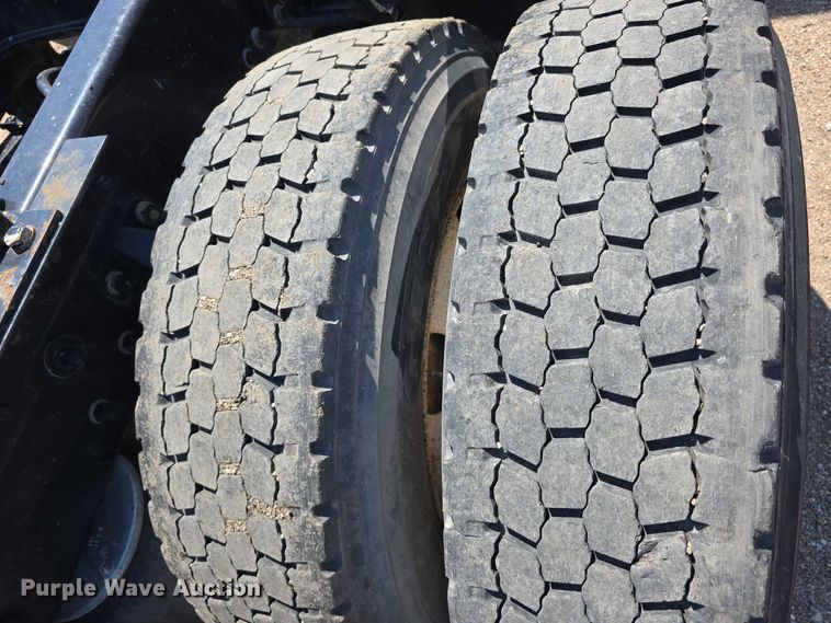 image for item DT6886 2018 Kenworth T880 semi truck