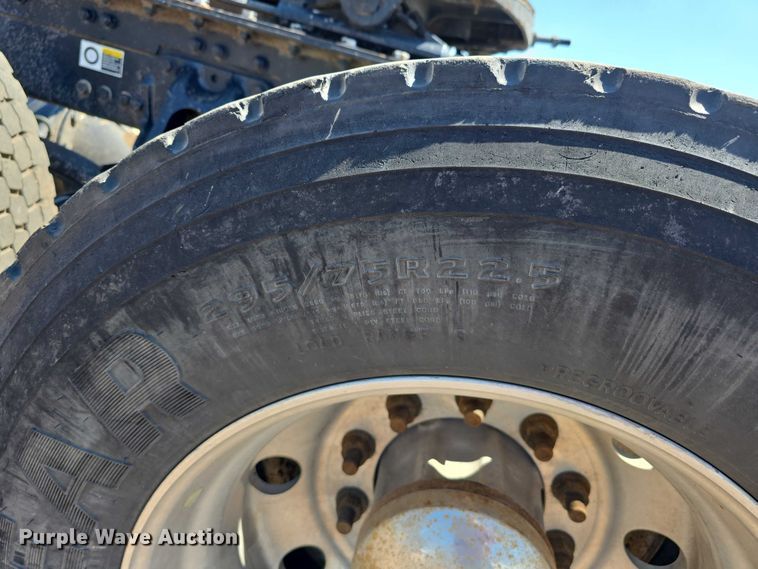 image for item DT6886 2018 Kenworth T880 semi truck