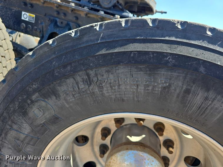 image for item DT6886 2018 Kenworth T880 semi truck