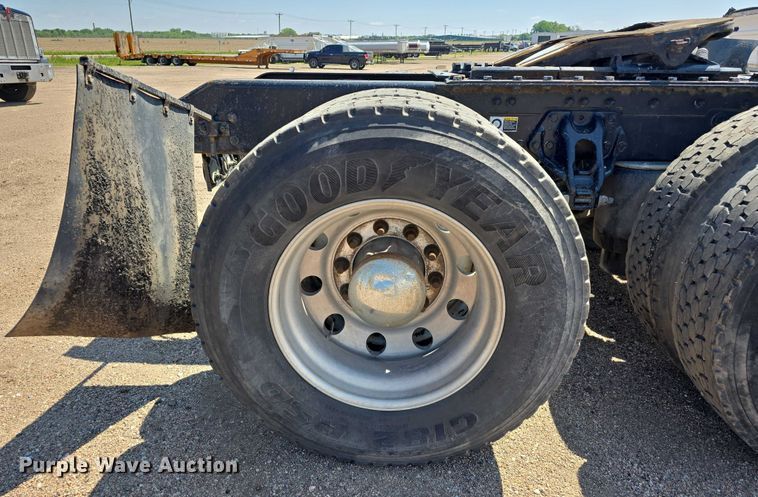 image for item DT6886 2018 Kenworth T880 semi truck