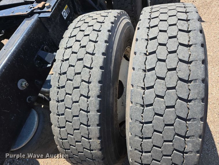 image for item DT6886 2018 Kenworth T880 semi truck