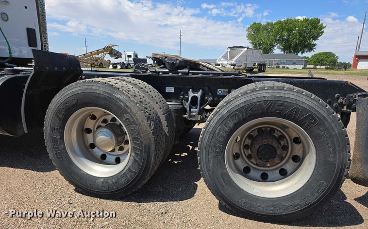 image for item DT6886 2018 Kenworth T880 semi truck