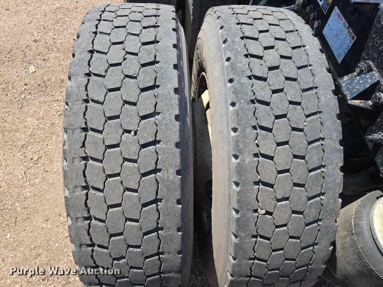 image for item DT6886 2018 Kenworth T880 semi truck