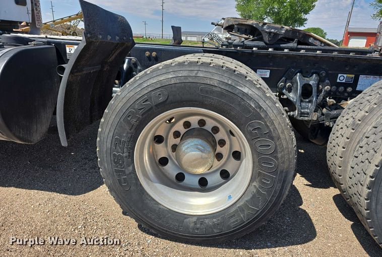 image for item DT6886 2018 Kenworth T880 semi truck