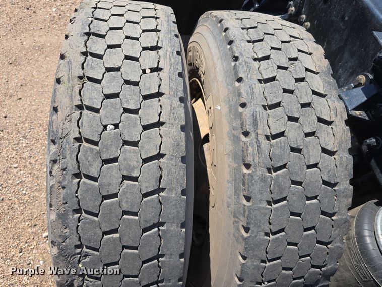 image for item DT6886 2018 Kenworth T880 semi truck