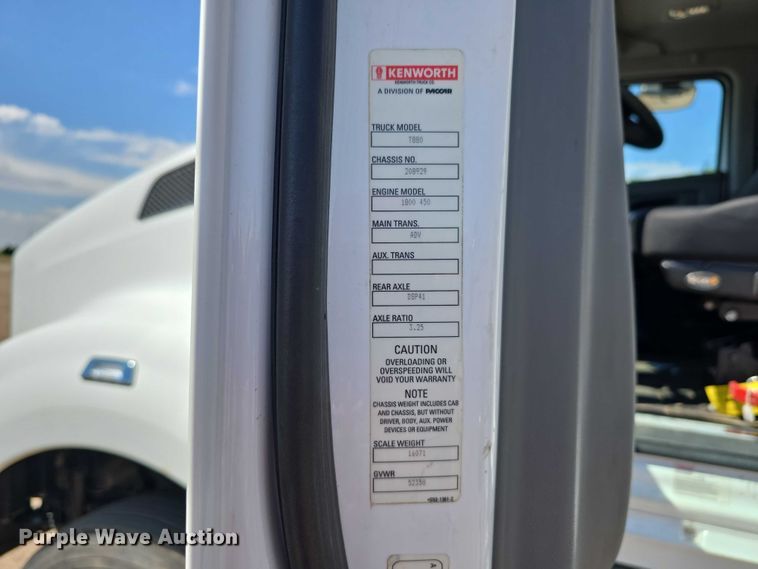 image for item DT6886 2018 Kenworth T880 semi truck