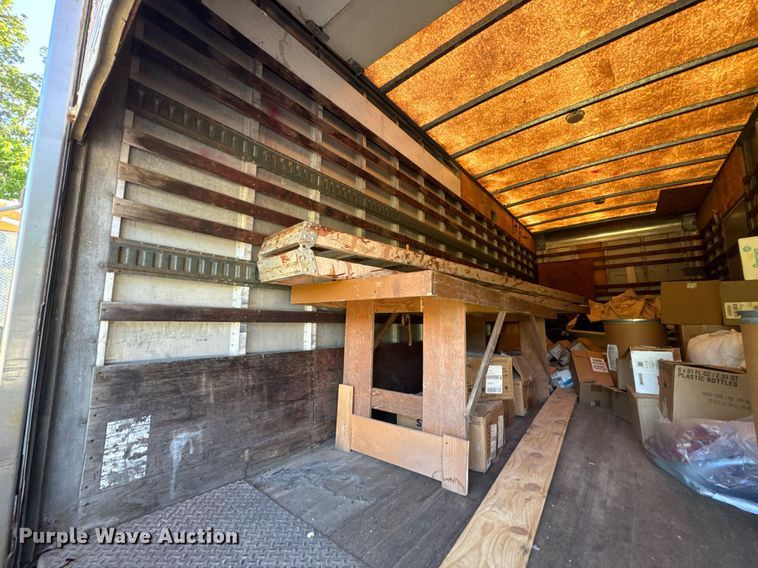 image for item DU9146 1992 International 4700 box truck