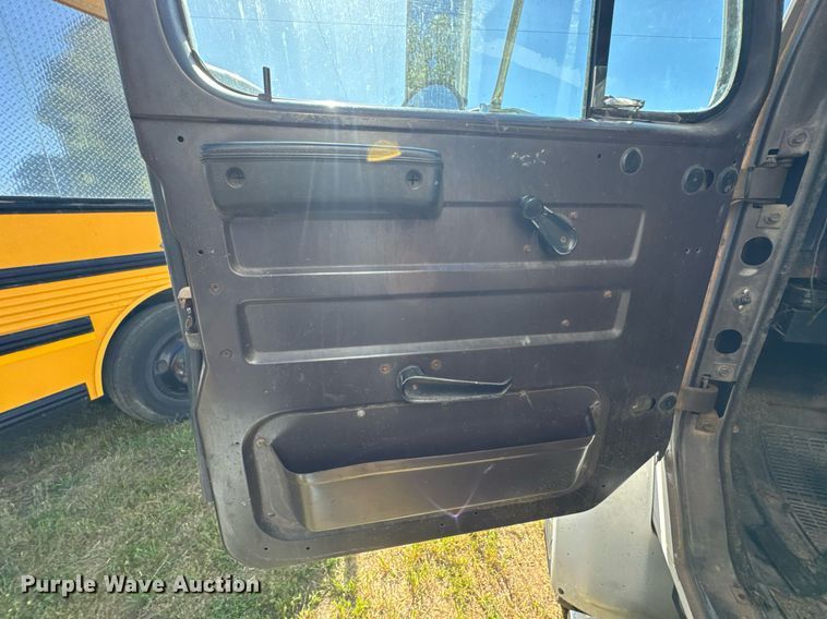 image for item DU9146 1992 International 4700 box truck