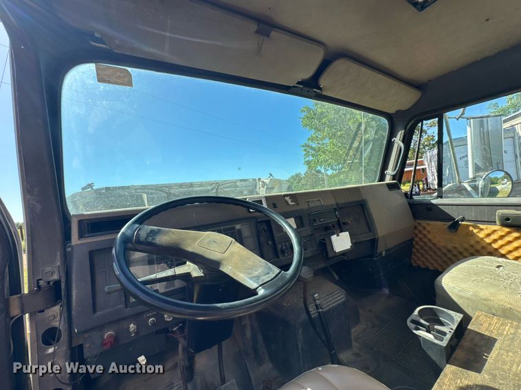 image for item DU9146 1992 International 4700 box truck