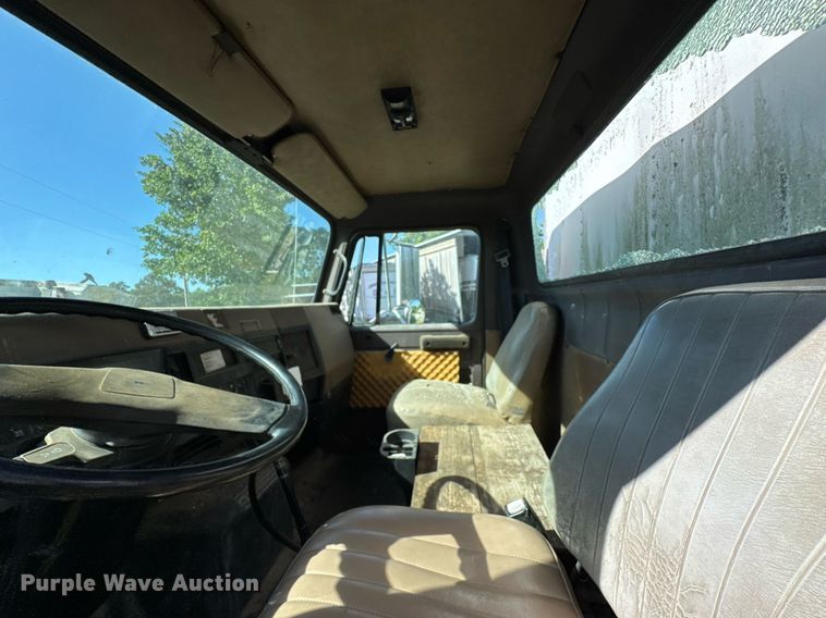 image for item DU9146 1992 International 4700 box truck