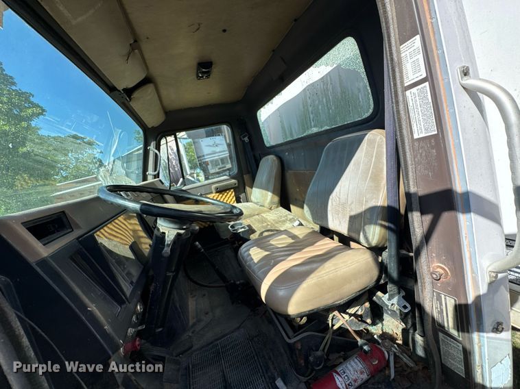 image for item DU9146 1992 International 4700 box truck