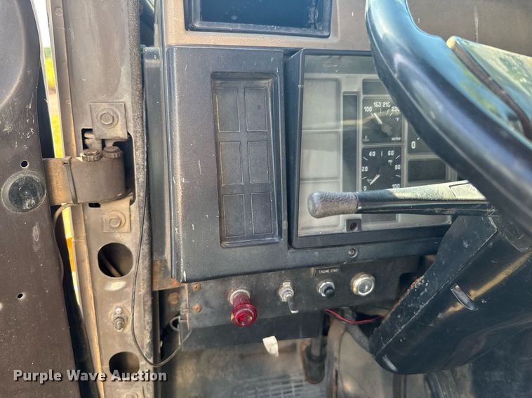 image for item DU9146 1992 International 4700 box truck