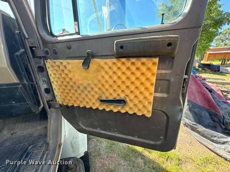 image for item DU9146 1992 International 4700 box truck